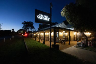AXEDALE, AUSTRALIA - 24 EPTEMBER: 2023 yılında, Axedale, Victoria, Avustralya 'da sıcak bir bahar akşamı, Axedale Tavernasının tarihi mimarisi