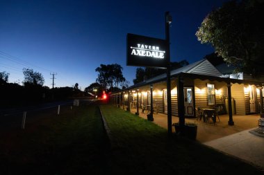 AXEDALE, AUSTRALIA - 24 EPTEMBER: 2023 yılında, Axedale, Victoria, Avustralya 'da sıcak bir bahar akşamı, Axedale Tavernasının tarihi mimarisi