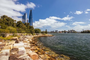 SYDNEY, AUSTRALYA - 03 Aralık 2023: The Barangaroo Reserve area and Nawi Cove near The Rocks, New South Wales, Avustralya.