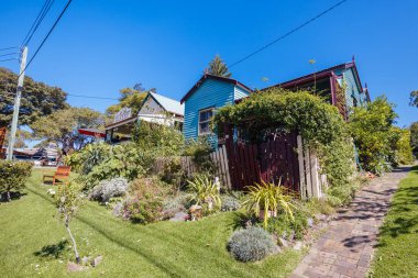 CENTRAL TILBA, AUSTRALIA - 30 Mart 2024: Yeni Güney Galler, Avustralya 'da Narooma yakınlarındaki huzurlu ortamında Bate Caddesi' ndeki Merkez Tilba