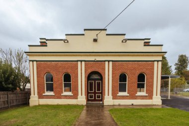 BRUTHEN, AUSTRALYA - Nisan 06 2024: Gippsland, Victoria, Avustralya 'da bulutlu bir günde Bruthen ve kütüphanesinin antika kasabası
