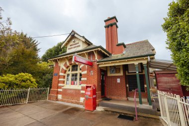 BRUTHEN, AUSTRALYA - Nisan 06 2024: Bruthen 'ın antika kasabası ve posta ofisi Gippsland, Victoria, Avustralya' da bulutlu bir günde
