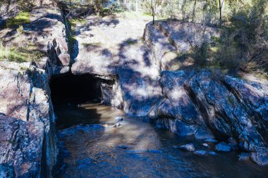 Warrandyte State Park 'taki Pound Bend Tüneli ve Warrandyte, Victoria, Avustralya' da serin bir sonbahar gününde.