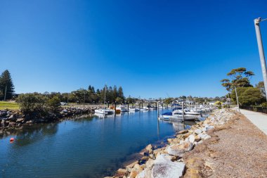 BERMAGUI, AUSTRALIA - 3 Nisan 2024: Bermagui Wharf ve Marina, Bega Shire, Yeni Güney Galler, Avustralya