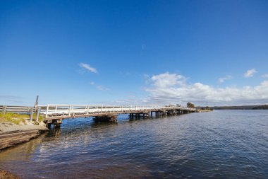 Wallaga Gölü köprüsü ve Bega Shire, New South Wales, Avustralya çevresindeki manzara