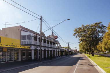 MAFFRA, AUSTRALIA - 29 Mart 2024: Gippsland, Victoria, Avustralya 'da serin bir sonbahar gününde sakin kırsal kasaba Maffra