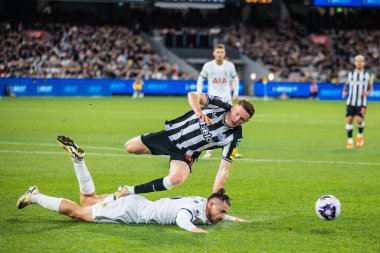 Tottenham Hotspur 'dan Radu Dragusin, 22 Mayıs 2024 tarihinde The Melbourne Cricket Ground' da düzenlenen Küresel Futbol Haftası sırasında Newcastle United 'dan Elliot Anderson ile çatıştı.