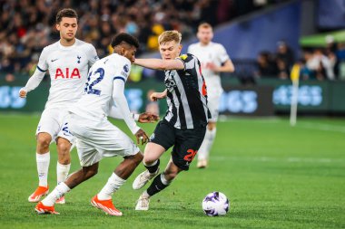 MELBOURNE, AUSTRALIA - 22 Mayıs 2024 'te The Melbourne Cricket Ground' daki Küresel Futbol Haftası sırasında Tottenham Hotspur 'dan Emerson Royal ve Newcastle United' dan Lewis Hall top mücadelesi