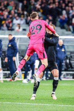 22 Mayıs 2024 'te The Melbourne Cricket Ground' da Tottenham Hotspur 'u yendikten sonra Newcastle United' dan Mark Gillespie ve Dan Burn kutlama yaptı.