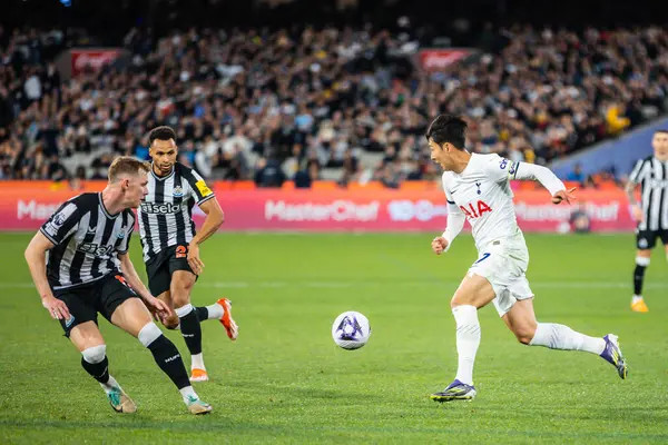 22 Mayıs 2024 'te Melbourne Kriket Sahası' nda oynanan Küresel Futbol Haftası sırasında Tottenham Hotspur 'un oğlu Heung Min, Newcastle United ile oynarken,