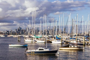 Melbourne silueti Hobsons Körfezi boyunca Williamstown rıhtımındaki Ferguson St Pier 'den kışın Victoria, Avustralya' da alacakaranlıkta yükseliyor.