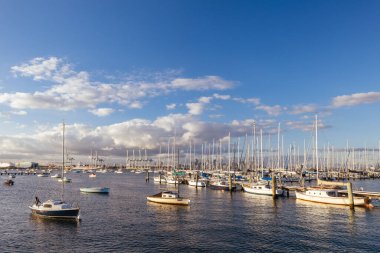 Melbourne silueti Hobsons Körfezi boyunca Williamstown rıhtımındaki Ferguson St Pier 'den kışın Victoria, Avustralya' da alacakaranlıkta yükseliyor.
