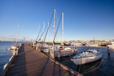 Williamstown rıhtımındaki Ferguson St Pier çevresindeki Hobsonlar Körfezi kışın alacakaranlıkta Victoria, Avustralya 'da
