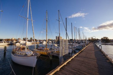 Williamstown rıhtımındaki Ferguson St Pier çevresindeki Hobsonlar Körfezi kışın alacakaranlıkta Victoria, Avustralya 'da