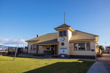 MELBOURNE, AUSTRALIA - 15 Haziran 2024: Williamstown Surf Life Saving Club, Williamstown, Melbourne, Victoria, Avustralya 'da kış günü