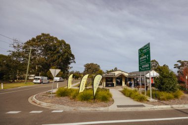 CANN RIVER, AUSTRALYA - 30 Mayıs 2024: Victoria, Avustralya 'da serin bir sonbahar öğleden sonrasında Cann River' ın antika bir kasabası