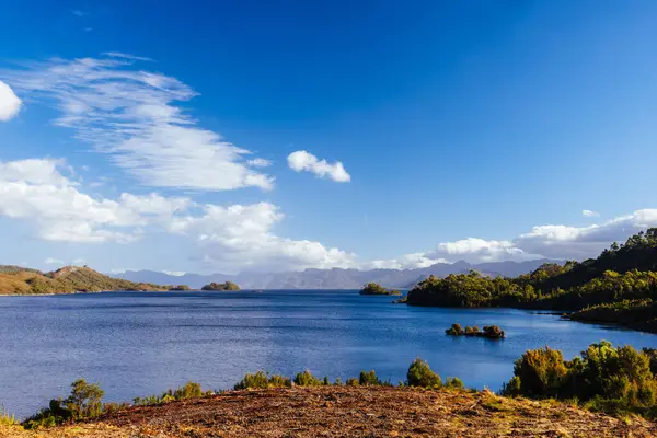 Güneybatı Ulusal Parkı, Tazmanya, Avustralya 'da sıcak bir yaz öğleden sonrasında Pedder Gölü üzerindeki Pedder Wilderness Lodge Gölü' nden manzara.