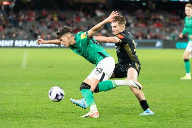 MELBOURNE, AUSTRALIA - 24 Mayıs: Newcastle United takımından Ben Parkinson, 24 Mayıs 2024 'te Melbourne' da oynanan Küresel Futbol Haftası 'nda A-League All-League Men takımından Benjamin Old' a karşı mücadele etmektedir.