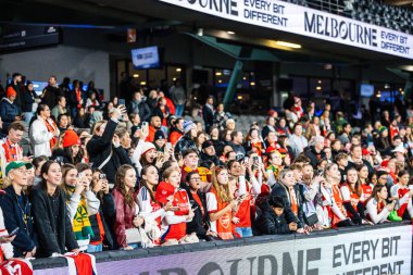 MELBOURNE, AUSTRALIA - 24 Mayıs: Arsenal Women FC 'nin 24 Mayıs 2024 tarihinde Avustralya' nın Melbourne kentinde düzenlenen Küresel Futbol Haftası 'nda A-League All-Stars Women takımını yenmesinden sonra taraftarlar