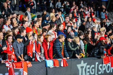 MELBOURNE, AUSTRALIA - 24 Mayıs: Arsenal Women FC 'nin 24 Mayıs 2024 tarihinde Avustralya' nın Melbourne kentinde düzenlenen Küresel Futbol Haftası 'nda A-League All-Stars Women takımını yenmesinden sonra taraftarlar