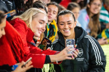 MELBOURNE, AUSTRALIA - 24 Mayıs: Arsenal Women FC 'den Katie McCabe, 24 Mayıs 2024 tarihinde Marvel Stadyumu' nda oynanan Küresel Futbol Haftası 'nda A-League All Stars Women takımını yendikten sonra hayranlarıyla birlikte
