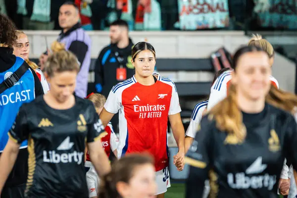 MELBOURNE, AUSTRALIA - 24 Mayıs 2024 tarihinde Marvel Stadyumu 'nda oynanan Küresel Futbol Haftası' nda A-League All-Stars Women takımına karşı oynarken Arsenal Women FC 'den Kyra Cooney-Cross