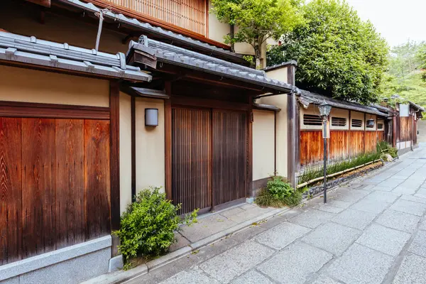 Kyoto, Japonya 'da Higashiyama bölgesinde karanlığı güzel geleneksel streetscape