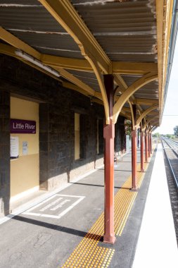Victoria, Avustralya 'da sakin bir kış gününde Little River tren istasyonu.
