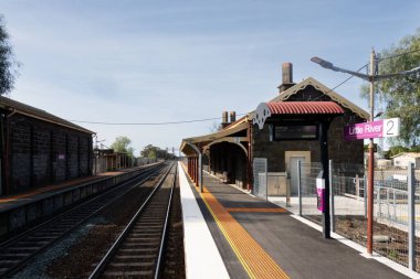 Victoria, Avustralya 'da sakin bir kış gününde Little River tren istasyonu.