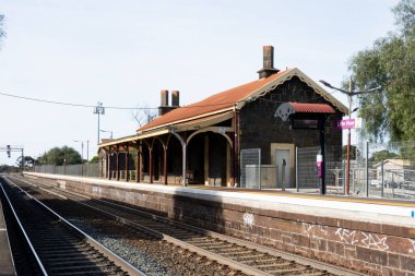 Victoria, Avustralya 'da sakin bir kış gününde Little River tren istasyonu.