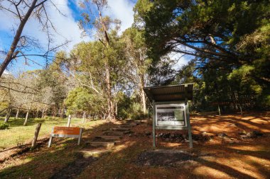 Lerderderderg Heritage Nehir Yürüyüşü 'nün etrafındaki huzurlu çevre, Batı Melbourne, Victoria, Avustralya' da serin bir kış gününde