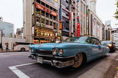 TOKYO, JAPONYA - 12 Mayıs 2019 - Tokyo şehir merkezindeki Shibuya Geçidi ve Tower Records yakınlarında klasik bir Amerikan arabası