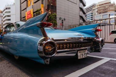 TOKYO, JAPONYA - 12 Mayıs 2019 - Tokyo şehir merkezindeki Shibuya Geçidi ve Tower Records yakınlarında klasik bir Amerikan arabası