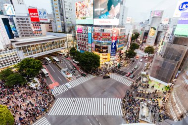 TOKYO, JAPONYA - 12 Mayıs 2019 Shibuya Geçidi, Tokyo, Japonya 'da en çok kullanılan yaya geçişlerinden biridir.