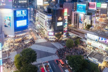 TOKYO, JAPONYA - 12 Mayıs 2019 Shibuya Geçidi, Tokyo, Japonya 'da en çok kullanılan yaya geçişlerinden biridir.