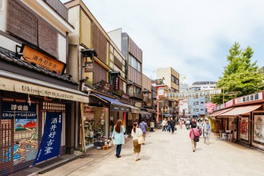 Tokyo, Japonya - 12 Mayıs 2019: Asakusa, Tokyo, Japonya 'da gündüz Sensoji Tapınağı yakınlarındaki Sokaklar