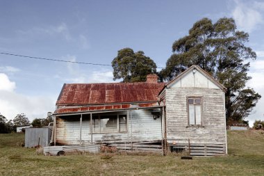 Victoria 'da bir kış öğleden sonra Trentham yakınlarında harap bir kır evi. Avusturalya