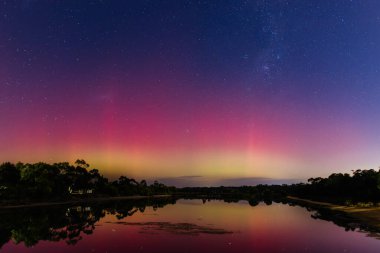 MELBOURNE, AUSTRALYA - 12 Ağustos: Artan güneş aktivitesi Avustralya 'nın güney bölgelerinde Aurora Australis' in görülebilmesiyle sonuçlanır. Bu görüntü Melbourne, Avustralya 'daki Blind Bight yakınlarından çekildi.