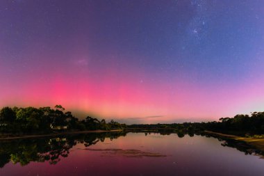 MELBOURNE, AUSTRALYA - 12 Ağustos: Artan güneş aktivitesi Avustralya 'nın güney bölgelerinde Aurora Australis' in görülebilmesiyle sonuçlanır. Bu görüntü Melbourne, Avustralya 'daki Blind Bight yakınlarından çekildi.