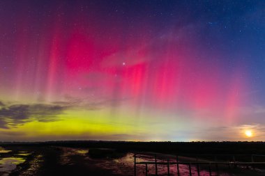 MELBOURNE, AUSTRALYA - 12 Ağustos: Artan güneş aktivitesi Avustralya 'nın güney bölgelerinde Aurora Australis' in görülebilmesiyle sonuçlanır. Bu görüntü Melbourne, Avustralya 'daki Blind Bight yakınlarından çekildi.