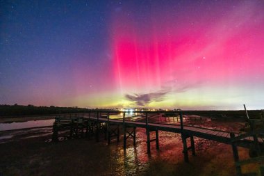 MELBOURNE, AUSTRALYA - 12 Ağustos: Artan güneş aktivitesi Avustralya 'nın güney bölgelerinde Aurora Australis' in görülebilmesiyle sonuçlanır. Bu görüntü Melbourne, Avustralya 'daki Blind Bight yakınlarından çekildi.