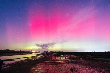 MELBOURNE, AUSTRALYA - 12 Ağustos: Artan güneş aktivitesi Avustralya 'nın güney bölgelerinde Aurora Australis' in görülebilmesiyle sonuçlanır. Bu görüntü Melbourne, Avustralya 'daki Blind Bight yakınlarından çekildi.