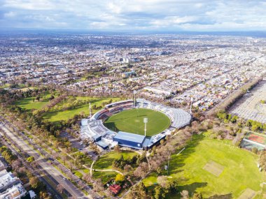 Avustralya, Victoria 'daki Parkville' den soğuk bir kış gününde Royal Park ve Carlton Futbol Kulübü İkon Stadyumu 'nun hava manzarası