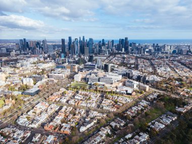 Melbourne 'un gökyüzü manzarası serin bir kış gününde Victoria, Avustralya' daki Parkville 'den