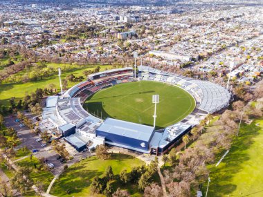Avustralya, Victoria 'daki Parkville' den soğuk bir kış gününde Royal Park ve Carlton Futbol Kulübü İkon Stadyumu 'nun hava manzarası