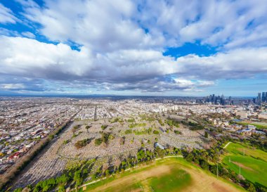 Victoria, Avustralya 'daki Parkville' den soğuk bir kış gününde Melbourne Mezarlığı 'nın hava manzarası