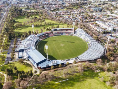 Avustralya, Victoria 'daki Parkville' den soğuk bir kış gününde Royal Park ve Carlton Futbol Kulübü İkon Stadyumu 'nun hava manzarası