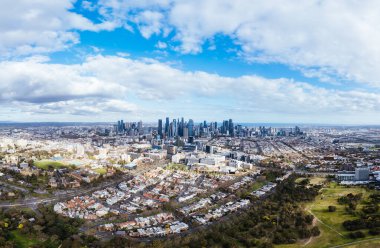 Melbourne 'un gökyüzü manzarası serin bir kış gününde Victoria, Avustralya' daki Parkville 'den