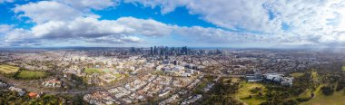 Melbourne 'un gökyüzü manzarası serin bir kış gününde Victoria, Avustralya' daki Parkville 'den