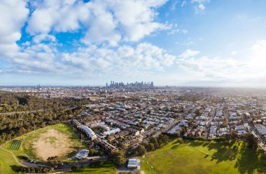 Avustralya, Victoria 'daki Clifton Hill' den serin bir kış gününde Melbourne 'un gökyüzü manzarası